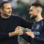 Matt Grimes po góle drží ruky vo vzduchu