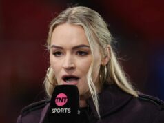Laura Woodsová kritizuje bývalého manažéra Premier League za „neúctivé“ po divokej kritike Arsenalu MANCHESTER, ANGLICKO – 11. JANUÁRA: Moderátorka TNT Sports Laura Woodsová počas zápasu tretieho kola Emirates FA Cupu medzi Manchestrom United a Brighton & Hove Albion 11. januára 2026 v Manchestri v Anglicku. (Foto: James Gill – Danehouse/Getty Images)