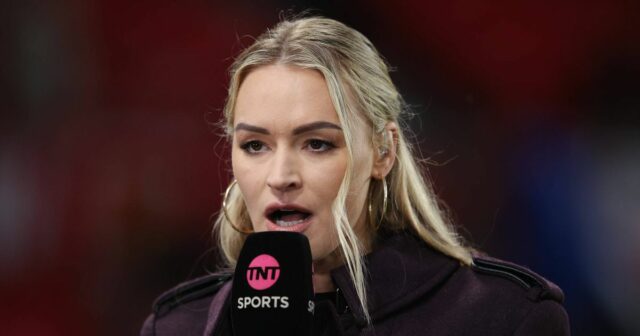 MANCHESTER, ANGLICKO – 11. JANUÁRA: Moderátorka TNT Sports Laura Woodsová počas zápasu tretieho kola Emirates FA Cupu medzi Manchestrom United a Brighton & Hove Albion 11. januára 2026 v Manchestri v Anglicku. (Foto: James Gill – Danehouse/Getty Images)