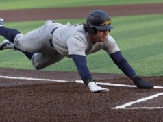 Lavičky sa uvoľňujú počas univerzitného bejzbalového zápasu po náročnom zápase Lavičky sa uvoľňujú počas univerzitného bejzbalového zápasu po náročnom zápase