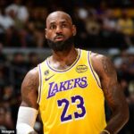 Fanúšikovia zosmiešnili LeBrona Jamesa kvôli vlastnej nášivke na drese, ktorú mal vo štvrtok na sebe