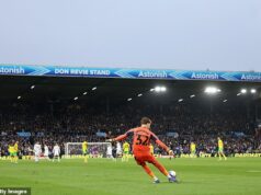 Leeds nalieha na úrady, aby spevy o notorickom sexuálnom delikventovi Jimmym Savile považovali za skandovanie o tragédii Leeds United vyzval na tvrdý zásah proti skandovaniu fanúšikov o Jimmym Savileovi