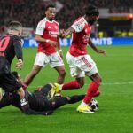 Madueke spadol na zem po tom, čo tvrdil, že ho v pokutovom území zrazil Tillman – hoci rozhodnutie o udelení trestu rozdelilo názory