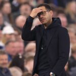 Liam Rosenior, manažér Chelsea, reaguje počas zápasu Premier League medzi Evertonom a Chelsea na štadióne Hill Dickinson 21. marca 2026 v Liverpoole v Anglicku.