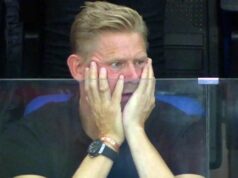 Legenda Man Utd je veľkým fanúšikom Coronation Street a v napätej scéne sa „schováva za pohovkou“. Peter