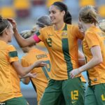 Bývalá hviezda Matildas Kate Gill (na obrázku uprostred) výbušne označila medzinárodný ženský futbal za „zmanipulovanú hru“ – a potom kritizovala nedostatok peňažných odmien v ponuke na Ázijskom pohári.