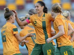Legenda Matildas senzačne označila ženský futbal za „zmanipulovanú hru“ predtým, ako zaútočila na organizátorov Ázijského pohára kvôli „mizogýnii“, v ktorej víťaz zarobí osemkrát menej ako muži. Bývalá hviezda Matildas Kate Gill (na obrázku uprostred) výbušne označila medzinárodný ženský futbal za „zmanipulovanú hru“ – a potom kritizovala nedostatok peňažných odmien v ponuke na Ázijskom pohári.