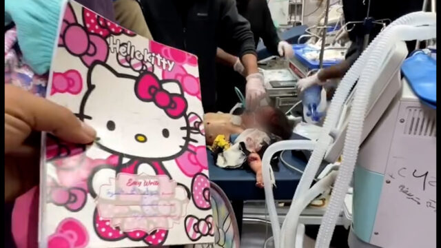 Lekári sa pokúšajú zachrániť dievča, keď pri izraelskom útoku v Gaze zahynul otec | Izraelsko-palestínsky konflikt
