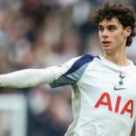 Archie Gray v akcii za Tottenham