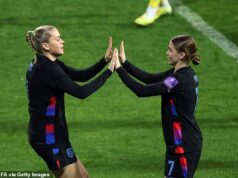 Levice zasiahli šesť v neskutočnej zrážke v Turecku – keďže futbal ponúka veľmi potrebnú jednotu tvárou v tvár globálnemu konfliktu, píše TARA ANSON-WALSH Majstri Európy medzitým ukázali, prečo sa uchádzajú o trofej pre turnaj, na ktorý boli v Turecku a pokúsili sa kvalifikovať.