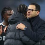 Liam Rosenior, manažér Chelsea, oslavuje s Malo Gustom po zápase Premier League medzi Aston Villou a Chelsea vo Villa Parku 4. marca 2026 v Birminghame v Anglicku.