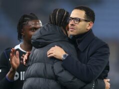 Liam Rosenior čelí scenáru nočnej mory, keď dve hviezdy Chelsea kráčajú po lane Liam Rosenior, manažér Chelsea, oslavuje s Malo Gustom po zápase Premier League medzi Aston Villou a Chelsea vo Villa Parku 4. marca 2026 v Birminghame v Anglicku.