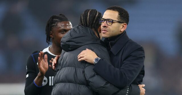 Liam Rosenior, manažér Chelsea, oslavuje s Malo Gustom po zápase Premier League medzi Aston Villou a Chelsea vo Villa Parku 4. marca 2026 v Birminghame v Anglicku.