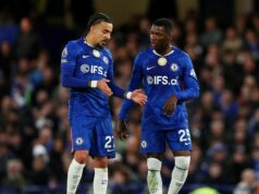 Liam Rosenior čelí scenáru nočnej mory, pretože hviezda Chelsea riskuje zákaz Premier League Malo Gusto a Moises Caicedo počas prehry Chelsea s Newcastlom United