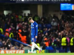 Liam Rosenior je pod tlakom už po tom, čo sa debakel Ligy majstrov proti PSG stal toxickým Bradley Barcola strelil druhý gól PSG v zápase (AFP cez Getty Images)