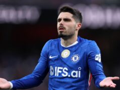 Liam Rosenior musí vyriešiť problém Chelsea skôr, ako bude príliš neskoro, ako vysvetlil mýtus o „skúsenostiach“. Pedro Neto z Chelsea reaguje počas zápasu Premier League medzi Arsenalom a Chelsea na Emirates Stadium 1. marca 2026 v Londýne v Spojenom kráľovstve.