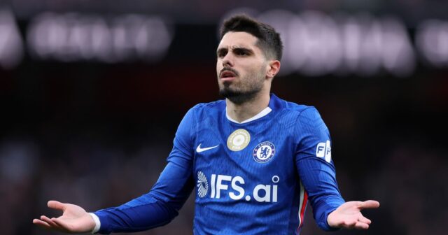 Pedro Neto z Chelsea reaguje počas zápasu Premier League medzi Arsenalom a Chelsea na Emirates Stadium 1. marca 2026 v Londýne v Spojenom kráľovstve.