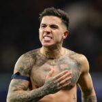 Enzo Fernandez z Chelsea oslavuje strelenie tretieho gólu svojho tímu počas zápasu Premier League medzi Chelsea a West Ham United na Stamford Bridge 31. januára 2026 v Londýne v Anglicku.