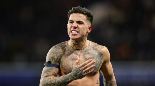 Enzo Fernandez z Chelsea oslavuje strelenie tretieho gólu svojho tímu počas zápasu Premier League medzi Chelsea a West Ham United na Stamford Bridge 31. januára 2026 v Londýne v Anglicku.