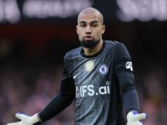 Liam Rosenior poslal Robertovi Sanchezovi jasný odkaz, keď brankár Chelsea vypadol proti Aston Ville Robert Sanchez