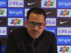 Liam Rosenior povedie naliehavé rozhovory o PGMOL po incidente rozhodcu Chelsea pri prehre v Newcastli LONDÝN, ANGLICKO - 14. marca: Liam Rosenior, manažér Chelsea, reaguje počas zápasu Premier League medzi Chelsea a Newcastlom United na Stamford Bridge 14. marca 2026 v Londýne v Anglicku. (Foto: Ryan Pierse/Getty Images)