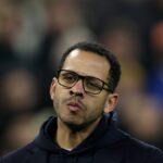 Liam Rosenior sa prizerá z postrannej čiary