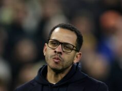 Liam Rosenior prepustil v Chelsea jasný postoj s časovou osou Liam Rosenior sa prizerá z postrannej čiary