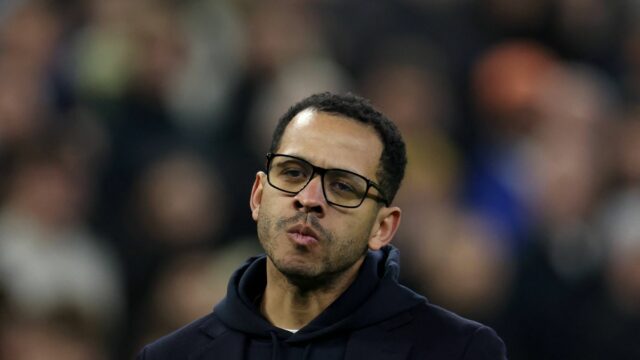 Liam Rosenior sa prizerá z postrannej čiary