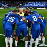 LONDÝN, ANGLICKO - 14. marca: Hráči Chelsea vstúpili do zhluku okolo rozhodcu Paula Tierneyho na polčasovej čiare pred zápasom Premier League medzi Chelsea a Newcastle United na Stamford Bridge 14. marca 2026 v Londýne v Anglicku. (Foto: Darren Walsh/Chelsea FC cez Getty Images)