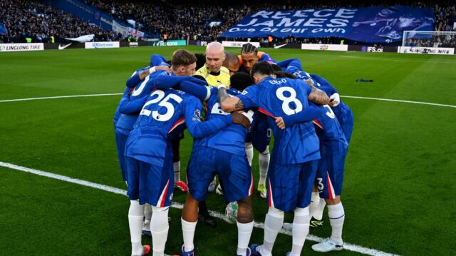 LONDÝN, ANGLICKO - 14. marca: Hráči Chelsea vstúpili do zhluku okolo rozhodcu Paula Tierneyho na polčasovej čiare pred zápasom Premier League medzi Chelsea a Newcastle United na Stamford Bridge 14. marca 2026 v Londýne v Anglicku. (Foto: Darren Walsh/Chelsea FC cez Getty Images)