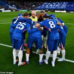 Liam Rosenior sa zaviazal kontaktovať PGMOL po bizarných scénach, keď hráči Chelsea obkľúčili rozhodcu Paula Tierneyho počas ich predzápasového zhluku.