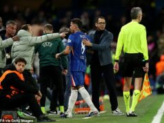 Liam Rosenior zdvihol kryt letných prestupových plánov Chelsea – a trvá na tom, že hviezdy to tu milujú Liam Rosenior je presvedčený, že top hviezdy ako Enzo Fernandez (na obrázku) chcú zostať v Chelsea