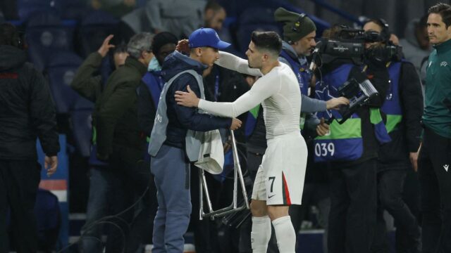 Liga majstrov UEFA 2025-26: Pedro Neto z Chelsea sa ospravedlňuje za to, že po prehre s PSG strčil do lopty chlapca
