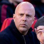 Manažér Liverpoolu Arne Slot sa prizerá počas zápasu Premier League medzi Liverpoolom a Tottenhamom Hotspur na Anfielde