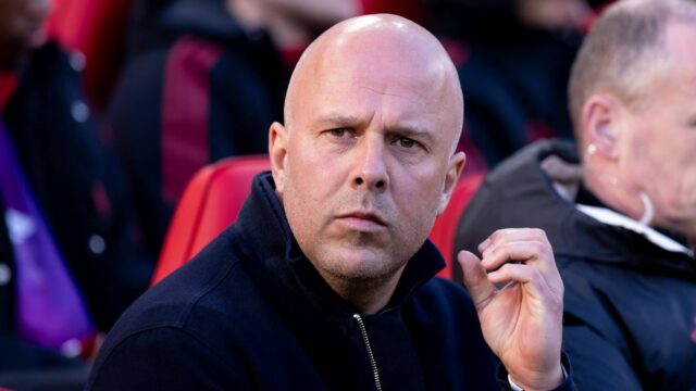 Manažér Liverpoolu Arne Slot sa prizerá počas zápasu Premier League medzi Liverpoolom a Tottenhamom Hotspur na Anfielde