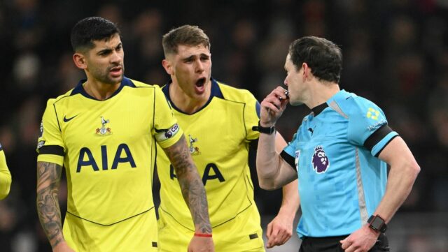 Liverpoolu bolo povedané, aby nepodpísal stredného obrancu Tottenhamu