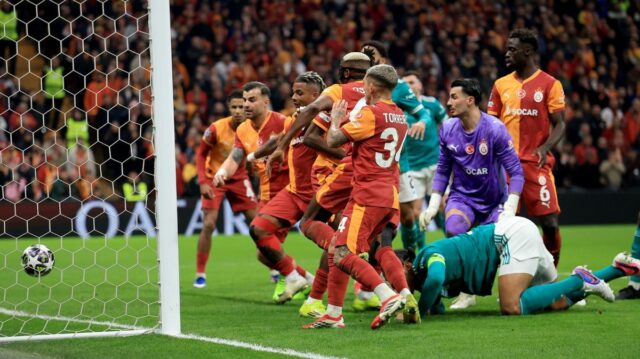 Liverpool si myslel, že vyrovnal z rohového kopu proti Galatasaray, len aby VAR vylúčil gól