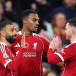 Mohamed Salah oslavuje s Ryanom Gravenberchom a Andrewom Robertsonom po skórovaní Liverpoolu proti Aston Ville