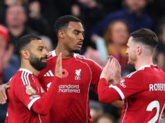 Liverpool dostal veľkú podporu, keď hviezda podpísala novú dlhodobú zmluvu Mohamed Salah oslavuje s Ryanom Gravenberchom a Andrewom Robertsonom po skórovaní Liverpoolu proti Aston Ville