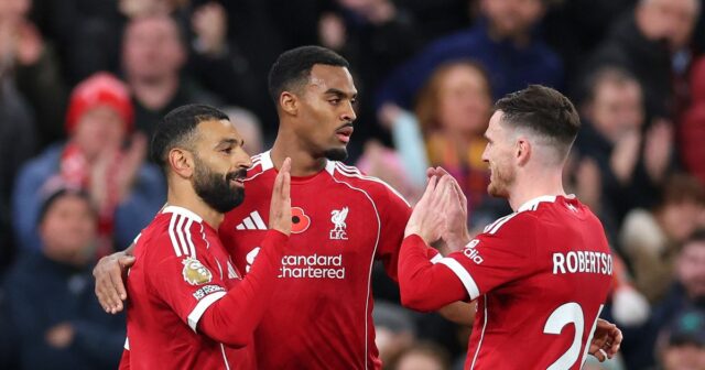 Mohamed Salah oslavuje s Ryanom Gravenberchom a Andrewom Robertsonom po skórovaní Liverpoolu proti Aston Ville 