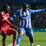 Holandský obranca Liverpoolu #30 Jeremie Frimpong (L) súperí s gambijským stredopoliarom Brightonu Yankuba Mintehom #11