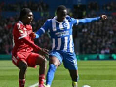 Liverpool dostal verdikt za červenú kartu, keďže Steven Gerrard zvažuje kontroverziu v Brightone Holandský obranca Liverpoolu #30 Jeremie Frimpong (L) súperí s gambijským stredopoliarom Brightonu Yankuba Mintehom #11