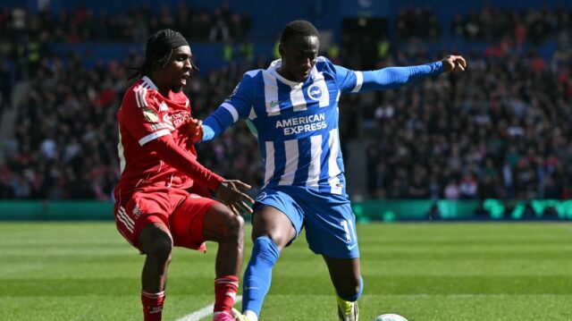 Liverpool dostal verdikt za červenú kartu, keďže Steven Gerrard zvažuje Holandský obranca Liverpoolu #30 Jeremie Frimpong (L) súperí s gambijským stredopoliarom Brightonu Yankuba Mintehom #11