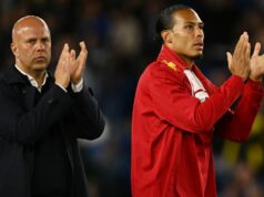 Liverpool povedal, aby sa vyhýbal strednému obrancovi, ktorý „nemá mozog“ pri riešení obrannej krízy Liverpoolu poslali brutálnu správu o prestupe Mickyho van de Vena