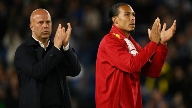 Liverpool povedal, aby sa vyhýbal strednému obrancovi, ktorý „nemá mozog“ Liverpoolu poslali brutálnu správu o prestupe Mickyho van de Vena