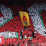 Holandský manažér Liverpoolu Arne Slot (L) sa rozpráva s portugalským útočníkom Liverpoolu #20 Diogom Jotom počas predsezónneho priateľského futbalového zápasu medzi Liverpoolom a Sevillou na štadióne Anfield v Liverpoole v severozápadnom Anglicku 11. augusta 2024. (Foto: Peter POWELL / AFP) (Foto: PETER POWELL/AFP cez Getty Images)