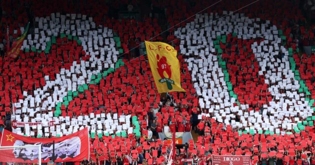 "Liverpool rieši situáciu Dioga Jotu nie je normálna - zhŕňa Holandský manažér Liverpoolu Arne Slot (L) sa rozpráva s portugalským útočníkom Liverpoolu #20 Diogom Jotom počas predsezónneho priateľského futbalového zápasu medzi Liverpoolom a Sevillou na štadióne Anfield v Liverpoole v severozápadnom Anglicku 11. augusta 2024. (Foto: Peter POWELL / AFP) (Foto: PETER POWELL/AFP cez Getty Images)