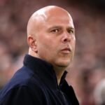 Holandský tréner Liverpoolu Arne Slot sleduje 18. marca 2026 Ligu majstrov UEFA, 16. kolo futbalového zápasu medzi Liverpoolom a Galatasarayom ​​na Anfielde v Liverpoole v severozápadnom Anglicku. (Foto: Paul ELLIS/AFP cez Getty Images)