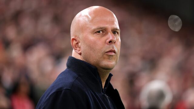 Holandský tréner Liverpoolu Arne Slot sleduje 18. marca 2026 Ligu majstrov UEFA, 16. kolo futbalového zápasu medzi Liverpoolom a Galatasarayom ​​na Anfielde v Liverpoole v severozápadnom Anglicku. (Foto: Paul ELLIS/AFP cez Getty Images)