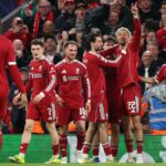 Hugo Ekitike z Liverpoolu oslavuje so spoluhráčmi zo strelenia druhého gólu svojho tímu počas zápasu osemfinále Ligy majstrov 2025/26 medzi Liverpool FC a Galatasaray